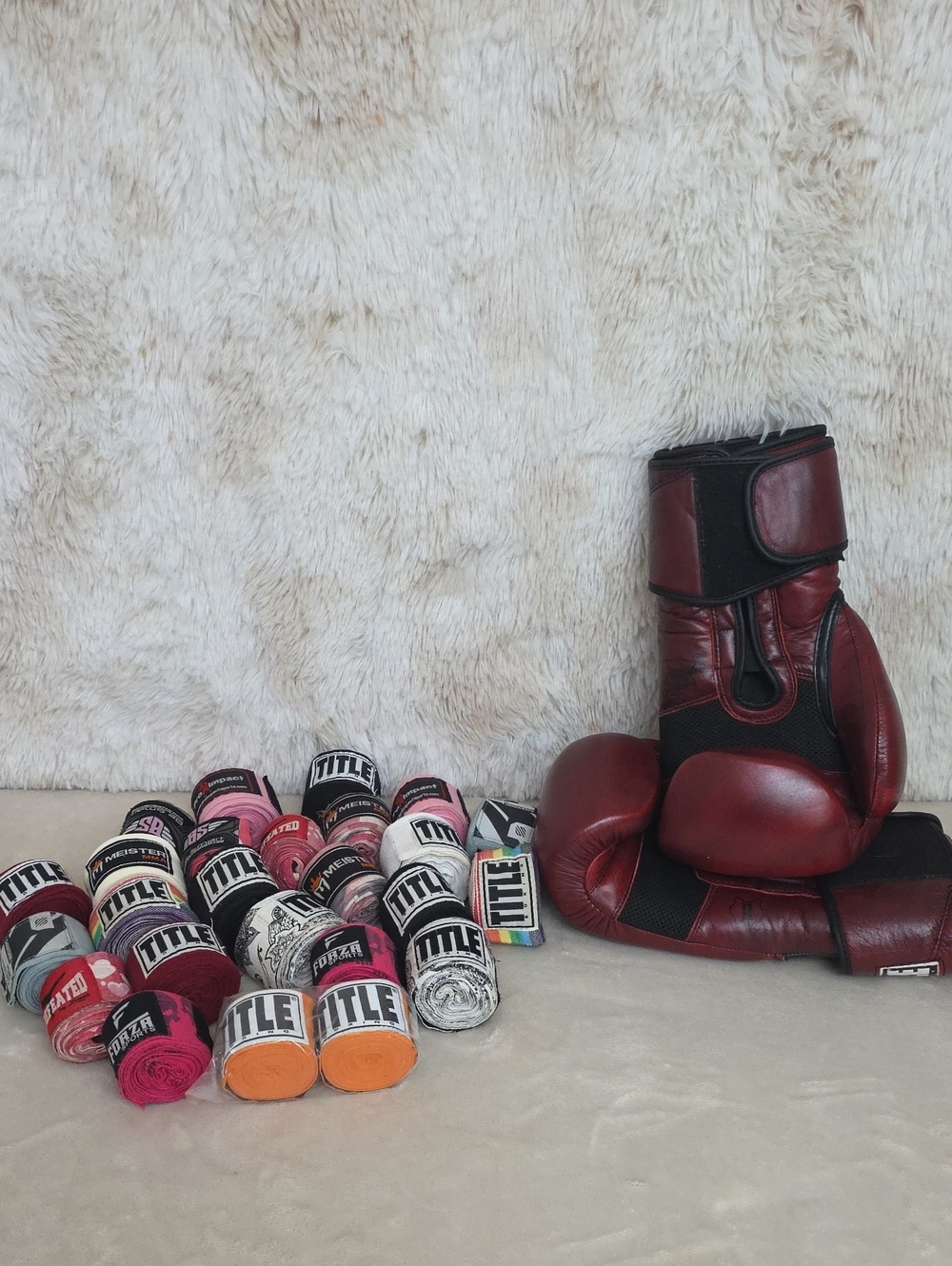 18 oz Title Boxing Leather Gloves + 26 Hand Wraps Lot MMA Boxing Training Bundle